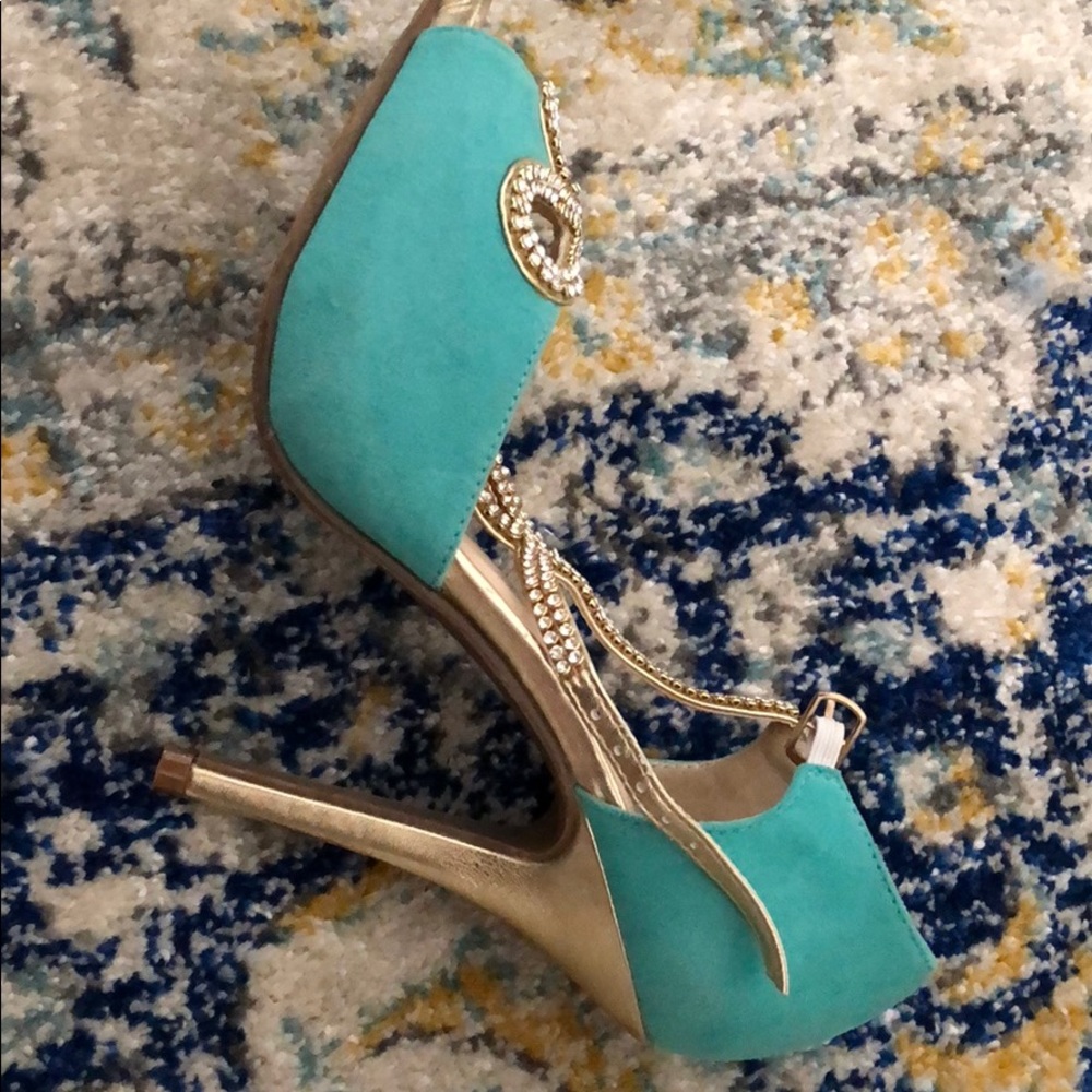 Heels - Picture 3 of 3
